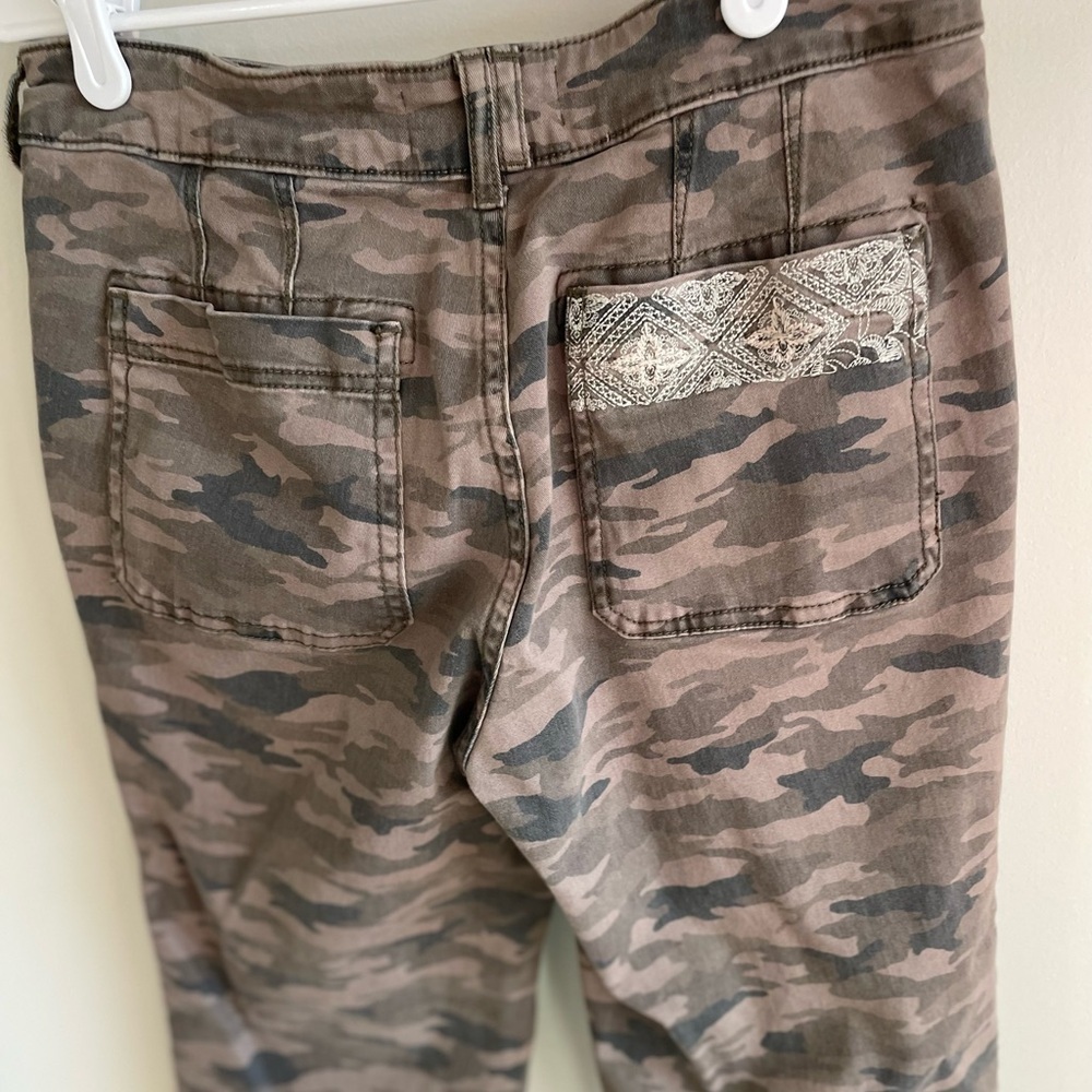 By Anthropologie Mavis Embroidered Green Camo Utility Pants - Size 26 - Picture 11 of 12